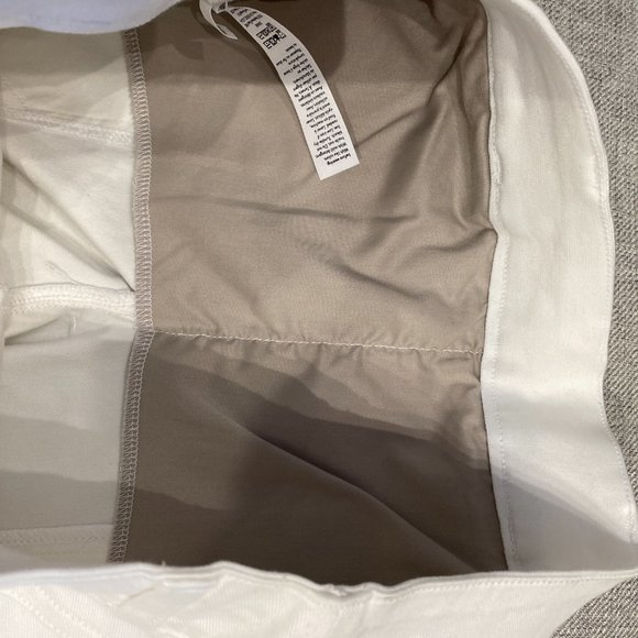 NWT Spanx 6" twill short bright white tummy control slimming with pockets - Picture 3 of 4